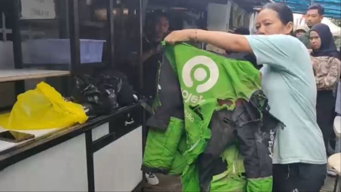 Jejak roda rantis Brimob tercetak jelas di jaket Affan Kurniawan