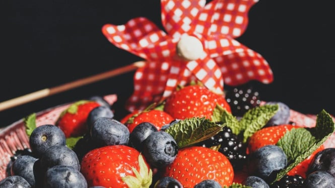 Stroberi, bluberi, dan blackberry dalam satu piring