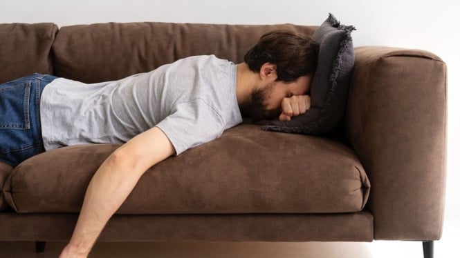Ilustrasi seorang pria sedang tidur siang di sofa
