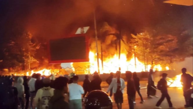Demonstran membakar gedung DPRD di Makassar