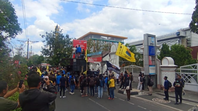 Massa Aksi Gabungan Mahasiswa Demo di Depan Kantor DPRD Provinsi NTB.