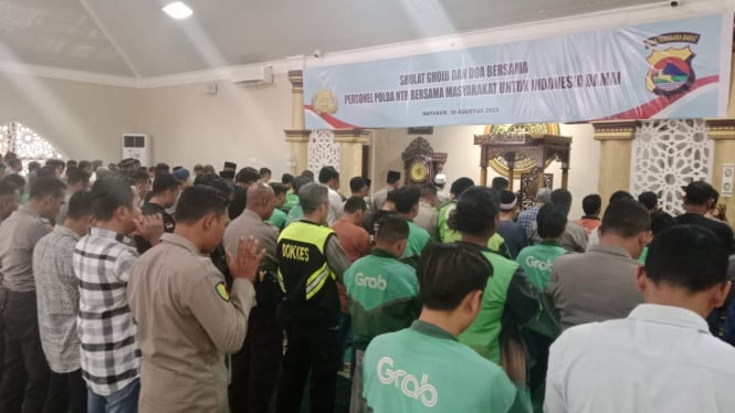 Ratusan ojol bersama Polda NTB gelar solat gaib.