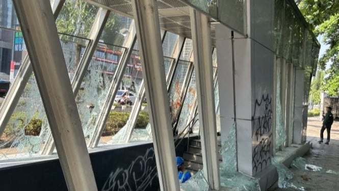 Kondisi Stasiun MRT Istora Mandiri yang rusak akibat aksi massa demo