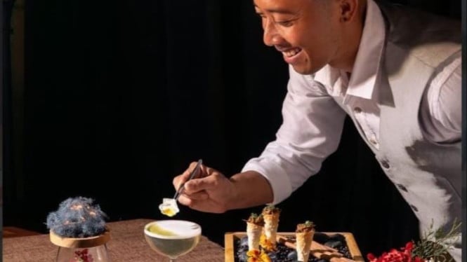 Mixologist Cliff at CANNA hadirkan koktail khas Nusantara.