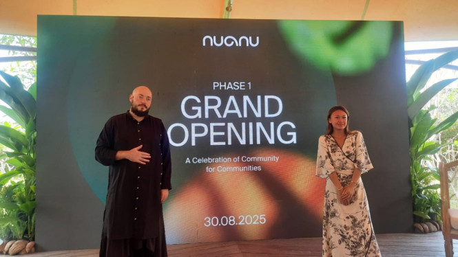 CEO Nuanu, Lev Kroll bersama Brand & Communications Director.