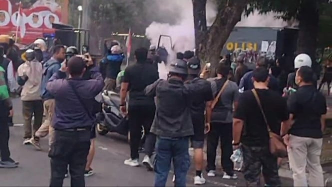 Aksi demo berujung anarkis di depan DPRD Bali