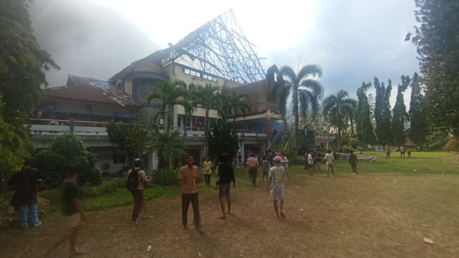 Gedung DPRD Provinsi NTB Ludes Terbakar.