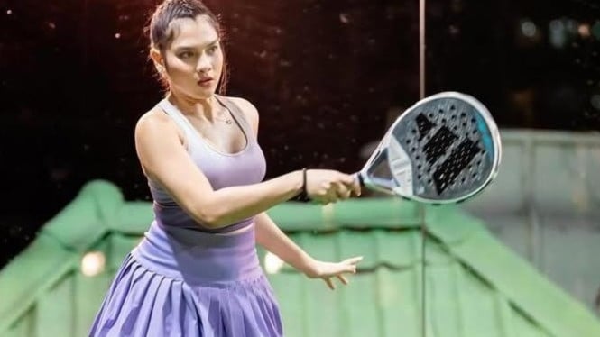Gaya sporty Davina Karamoy