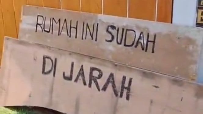 Tulisan di depan rumah Nafa Urbach yang sudah dijarah massa