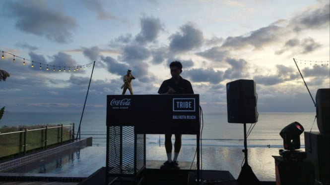 Penampilan DJ nasional dan internasional di Rooftop Tribe Kuta.