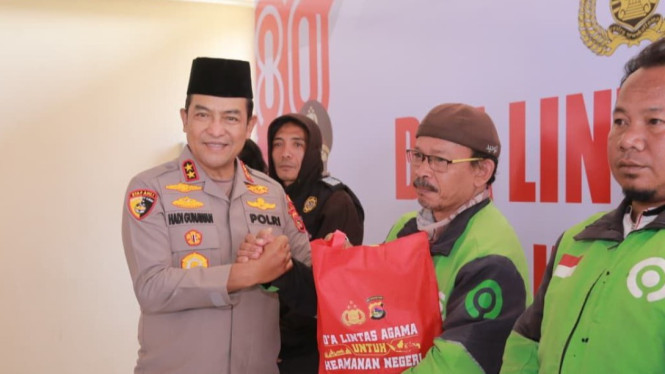 Kapolda NTB Serahkan sembako kepada Ojol