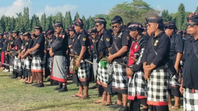 Pecalang Bali ikut mengamankan massa aksi yang anarkis