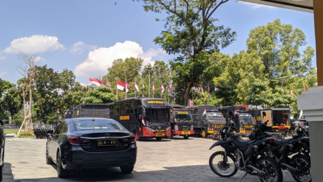 Aparat kepolisian berjaga di Kantor Gubernur NTB di Mataram