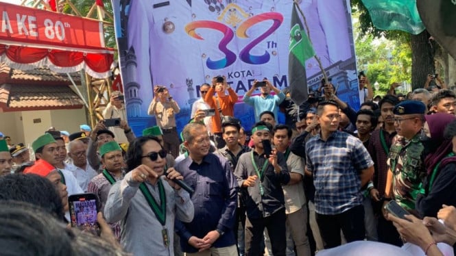Gubernur NTB Lalu Muhamad Iqbal saat menemui massa aksi