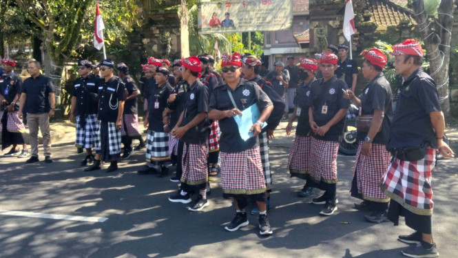 Puluhan Pecalang Jembrana Jaga Kantor DPRD Jembrana