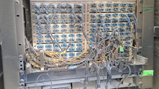 Penampakan server optik yang dibakar orang tak dikenal