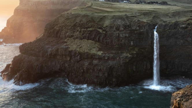 Pemandangan menakjubkan air terjun Múlafossur di Kepulauan Faroe
