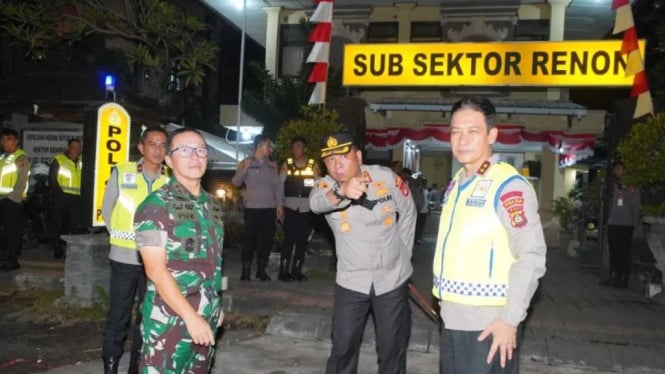 TNI bersama Polri melakukan patroli malam cegah aksi anarkis