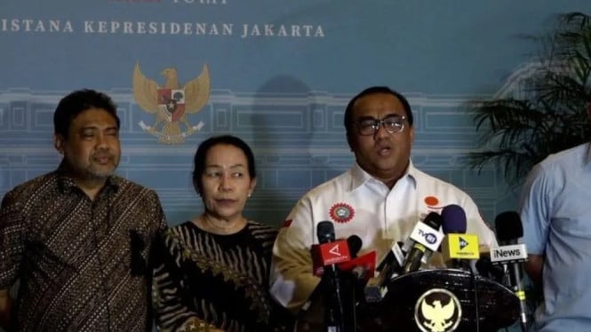 Presiden KSPSI Andi Gani Nena Wea memberikan keterangan pers