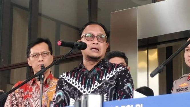 Komisioner Kompolnas Muhammad Choirul Anam dalam konferensi pers