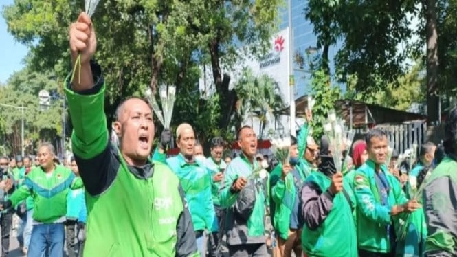 Ratusan ojol melakukan aksi damai di Monas