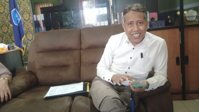 Kepala SMAN 1 Gerung, M. Ridwan Helmy, saat memberikan klarifikasi.