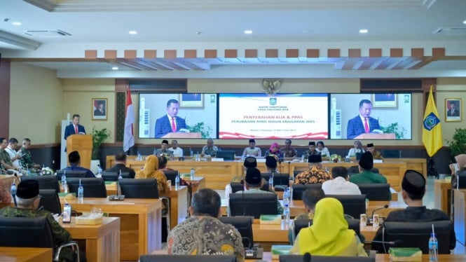 Rapat paripurna penyerahan KUA-PPAS APBD 2025