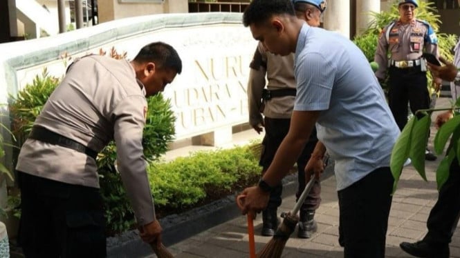 Kegiatan Kerja Bakti Polres Bandara di Masjid
