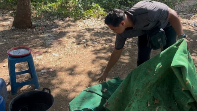 Barang bukti kalangan judi sabung ayam di Desa Watukebo