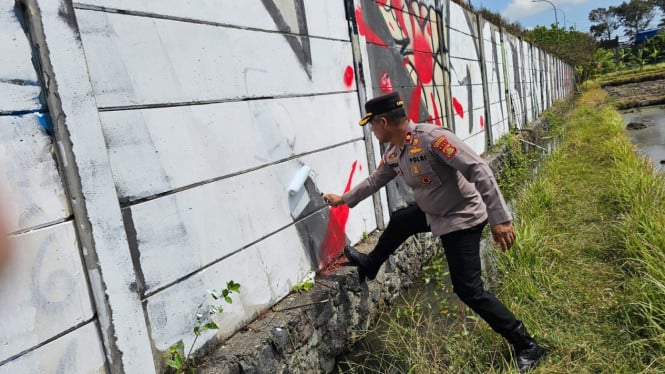 Pengecatan ulang hapus coretan provokatif