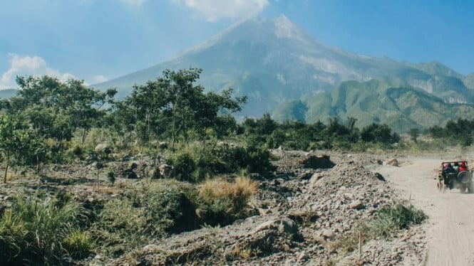 Sensasi berpetualang di jalur lava Merapi.
