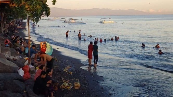 Umat Hindu di Bali melakukan Banyu Pinaruh di pantai