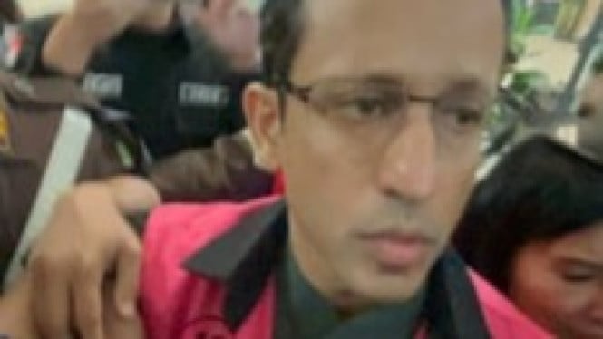 Potret nadiem makarim tengah memakai rompi warna pink