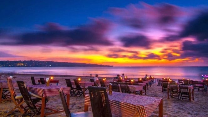 Dinner Romantis di Pantai Jimbaran Bali