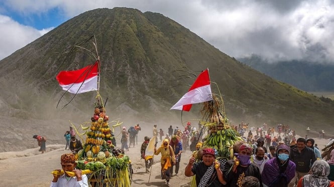 Ilustrasi pelaksanaan ritual Yadnya Kasada di kawah Gunung Bromo.