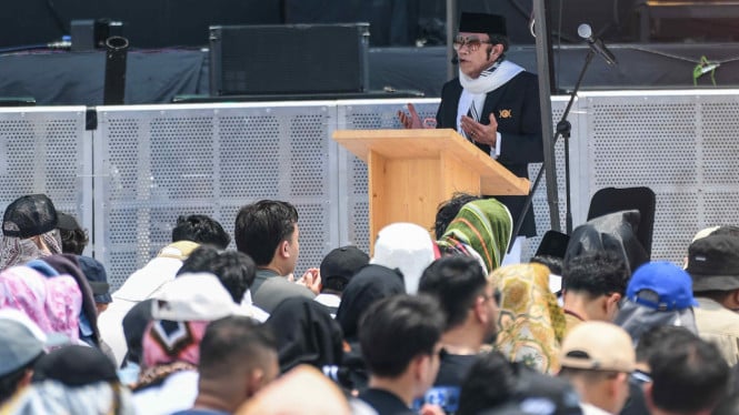 Rhoma Irama menjadi khatib dalam Shalat Jumat di Pestapora 2025