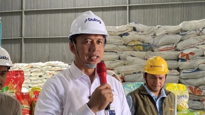 Direktur Utama Perum Bulog Ahmad Rizal saat kunjungan kerja ke Gudang