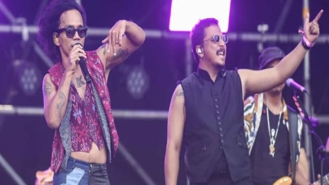 Penampilan Slank bersama Sal Priadi di Pestapora 2025