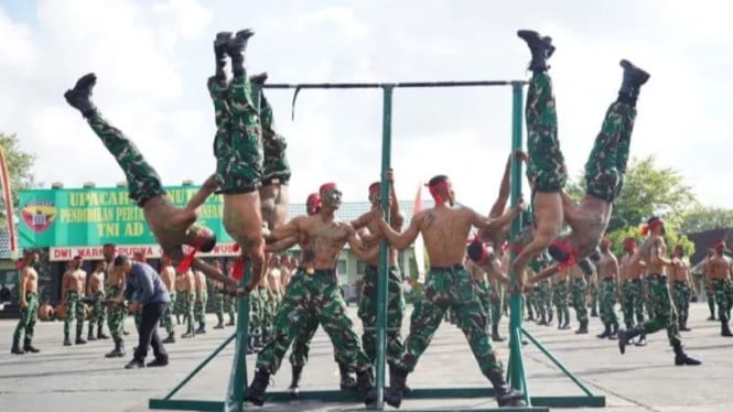 Potret atraksi dari Bintara Infantri.