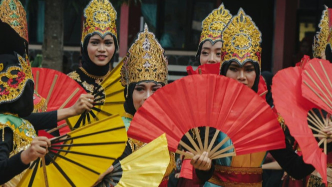 Illustrasi Gandrung Sewu tarian kolosal khas Banyuwangi.