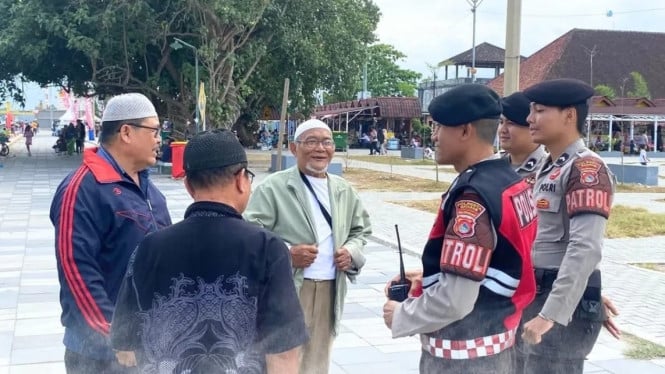 Polresta mataram sedang berdialog dengan pihak pantai. (