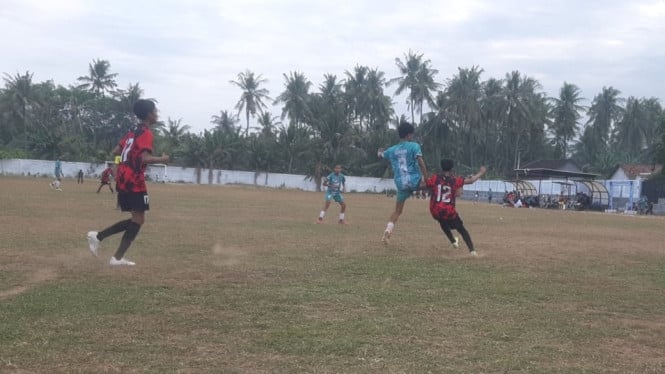 Perebutan bola antara Persega (tosca) dengan Ketapang FC