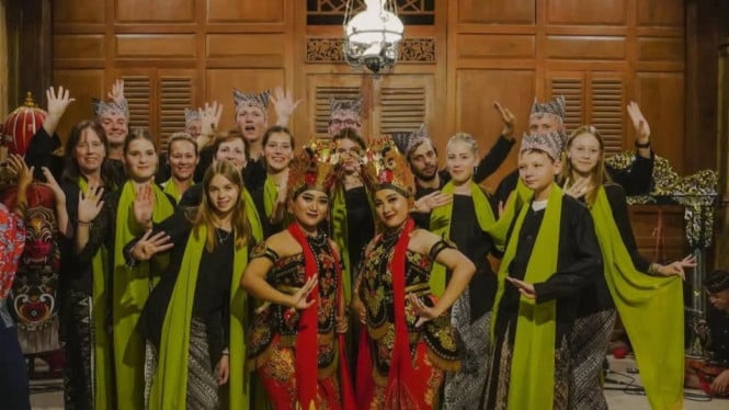 Potret Wisatawan Asing di Desa Adat Kemiren