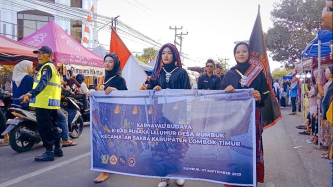 Warga Desa Rumbuk, Lombok Timur, Mengarak Pusaka Leluhum