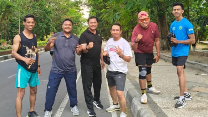 Ketua DPW MIO NTB, Feryal MP, bersama insan pers mengikuti RUN