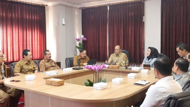 Kemenkum Bali sedang berdiskusi dengan pemerintah karangasem