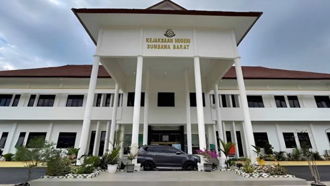 Gedung Kejari Sumbawa Barat Jalan Raya Telaga