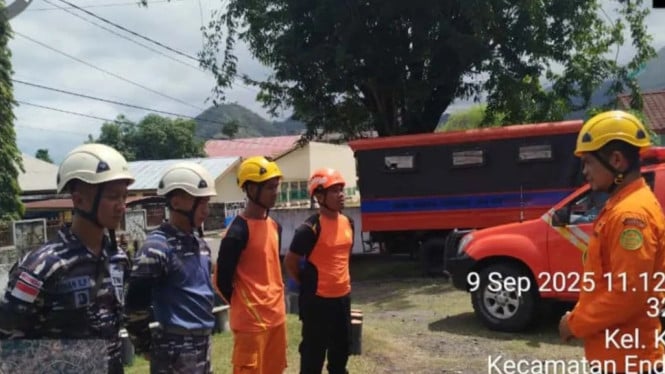 Personel Tim SAR siap menuju lokasi banjir di Kabupaten Nagekeo, NTT