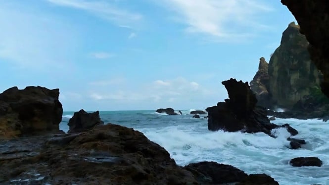 Keindahan pantai watu lumbung