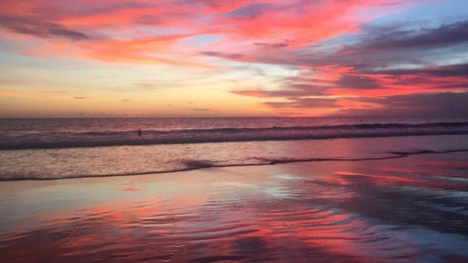 Pantai Seminyak, Ketika Langit Seperti Kanvas Penuh Warna